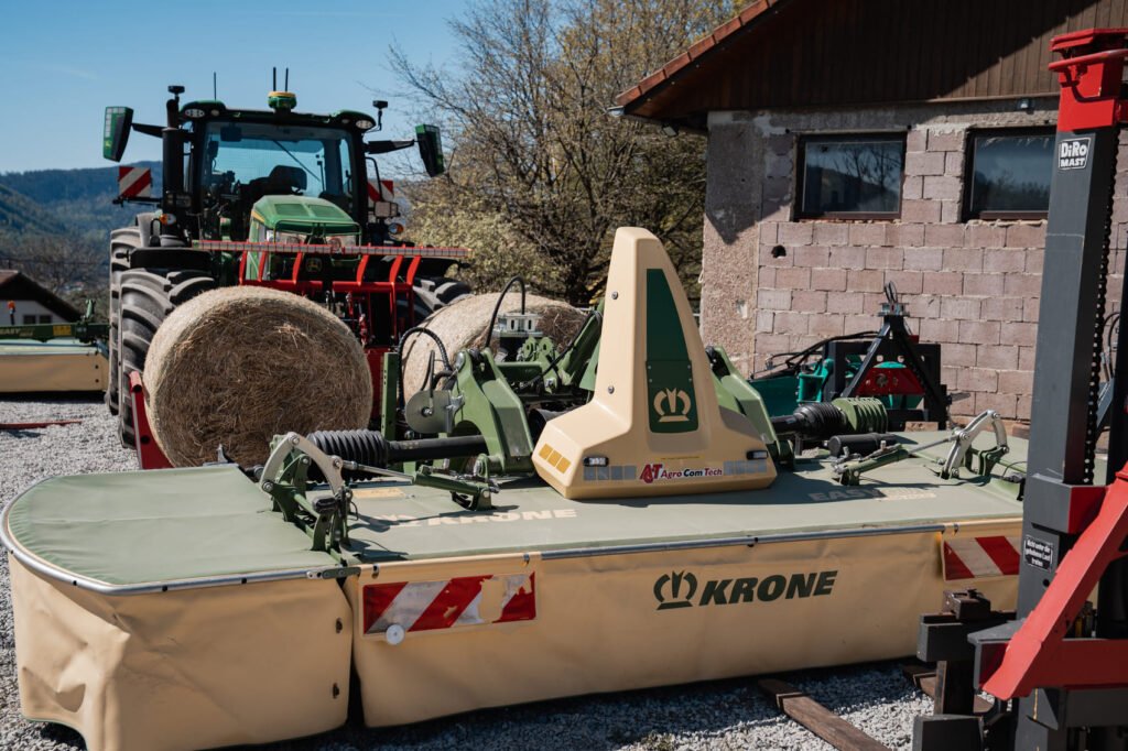 Frontmähwerk an Traktor mit maßgeschneiderter Sonderlösung für landwirtschaftliche Anwendungen